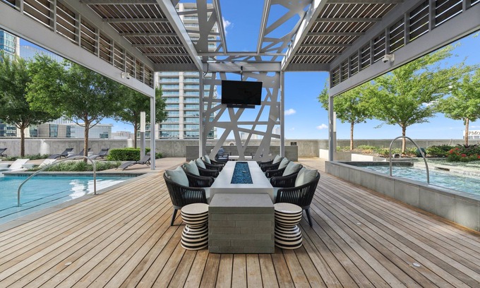 Legacy Park Apartamento | Luxury tower with view in charming Plano with AC, fitness room, WiFi wash/