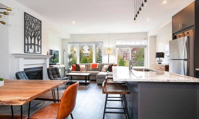 The Blue Mountains Casa | Luxury Townhome - Outdoor Pool / Shuttle to Blue