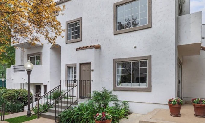 Woodland Hills Casa | Luxury townhome in gated community with private garage