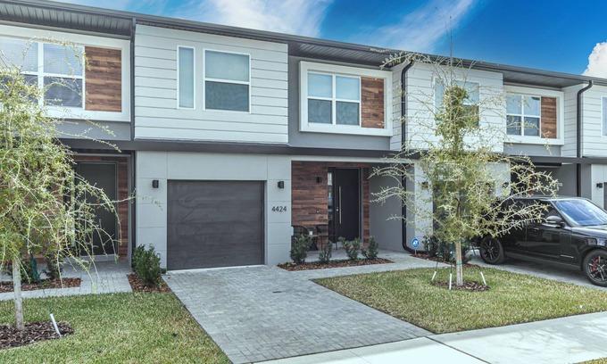 Kissimmee Casa | Luxury Townhome near attractions!