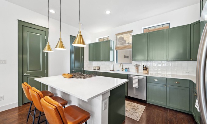 Fort Worth Casa | Luxury Townhome off Magnolia Ave - 3B/3.5BA with garage!