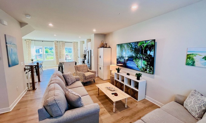 Bayside Casa | Luxury townhome w/pool & clubhouse access, community dock, kitchen & free WiFi