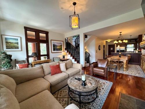 Mammoth Lakes Casa | Luxury Townhome w/Views, Private Jacuzzi & Garage