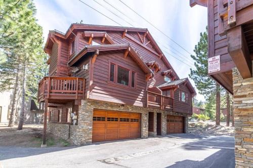 Mammoth Lakes Casa | Luxury Townhome, Walk to the Village, Wifi, Private Spa & Garage
