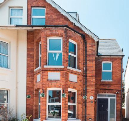 Weymouth Villa | Luxury Townhouse - 6 bed - Hot tub - Games room