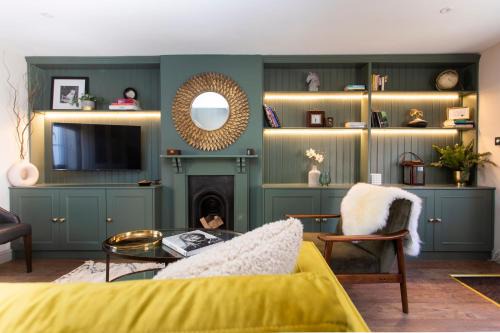 Warwick Casa | Luxury Townhouse - close to castle & town - perfect stylish stay, sunny private courtyard, dog friendly