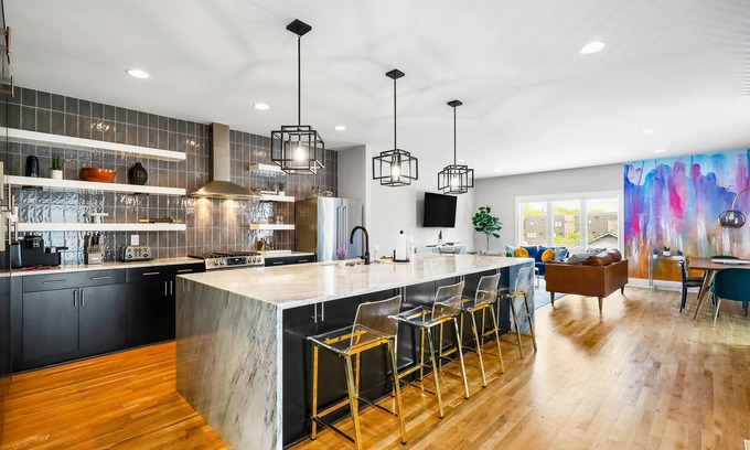 Hadley - Washington Casa | Luxury townhouse with a rooftop patio, central AC, & washer/dryer