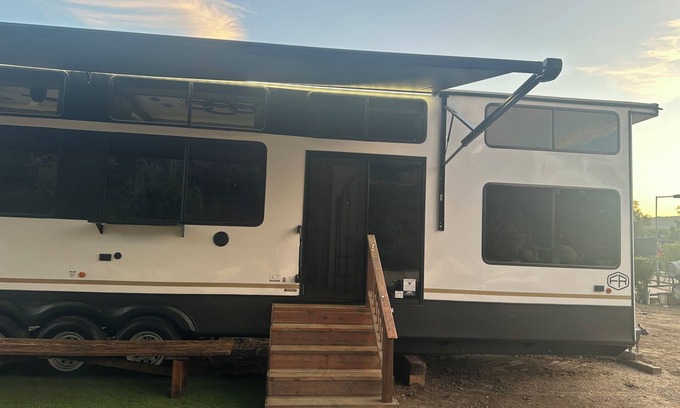 Malibu Casa | Luxury Trailer next to Cielo Farms
