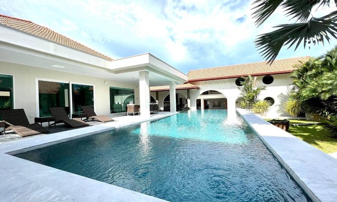 Nong Prue Villa | Luxury Tropical Pool Villa – 5 Bedrooms, Perfect for Families & Groups