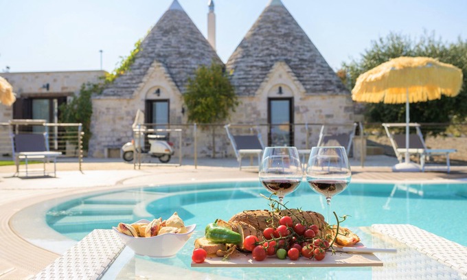 Castellana Grotte Villa | Trullo de lujo, piscina privada, aire acondicionado, WiFi, cancha de tenis privada, horno de pizza