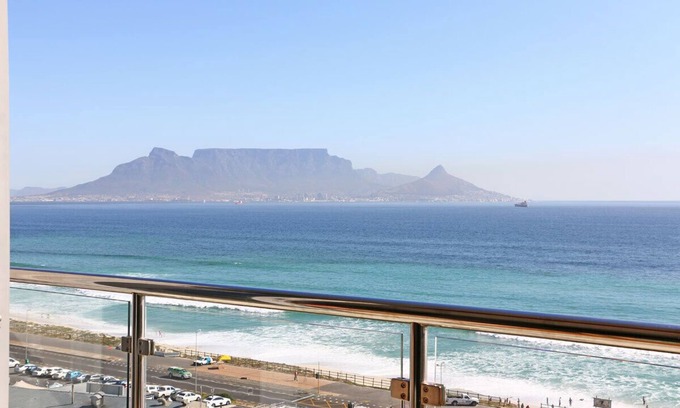 Bloubergstrand Apartamento | Luxury Unit with iconic breathtaking views of Table Mountain & Robben island.