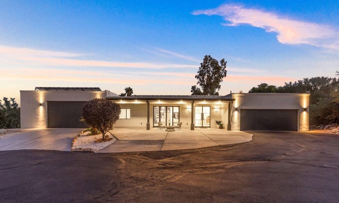 Tucson Casa | Luxury Upscale Modern home located in the Catalina Foothills. Sleeps 16