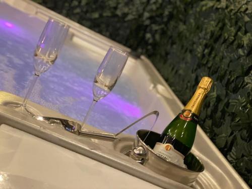 Broad Green Apartamento | Luxury Urban Hideaway with private hot tub & Pole