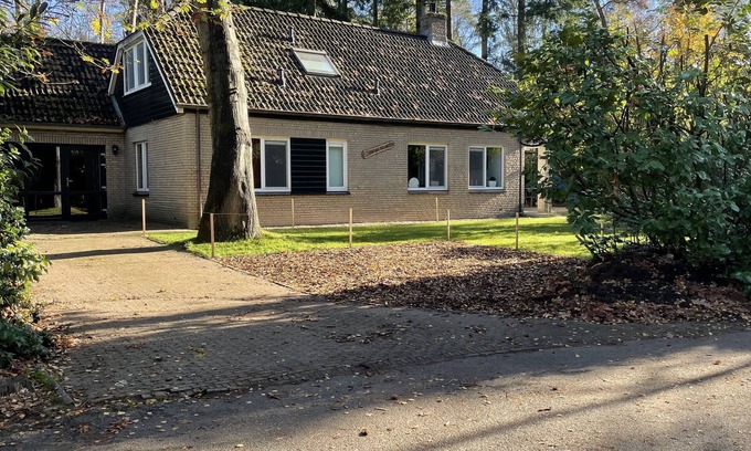 Lochem Casa | Luxury vacation home with bar billiards and sauna in wooded area