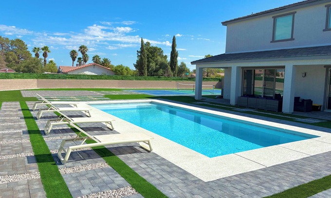 Enterprise Casa | Cozy & Luxe 6BR Retreat + Game Loft – 5 Min to Strip, Stadium & Shopping