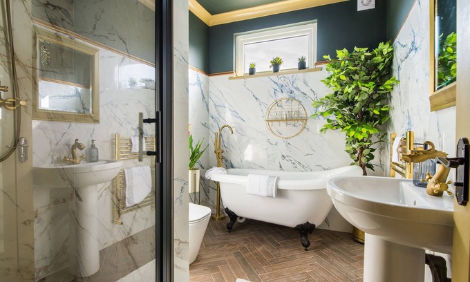 Leyton Apartamento | Luxury Versace 2 Bed, Hot Tub, Pool Table, Sky Tv
