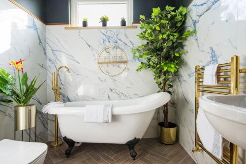 Leyton Apartamento | Luxury Versace 2 Bed, Hot Tub, Pool Table, Sky Tv