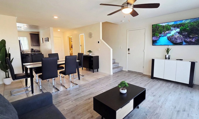 Sunrise Manor Casa | ⭐️ Luxury Vibes. Stylish home just 15 min to Downtown! ✅️