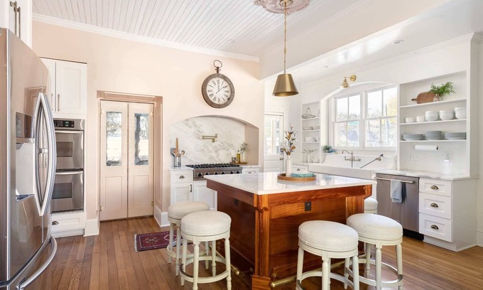 Durham Casa | ☆ Gather ☆ Gracious, PVT, Dwntn + Hot Tub | 6Br3Ba