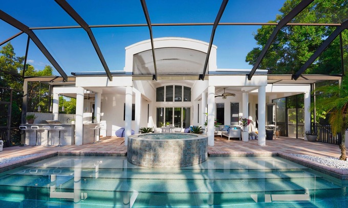 Bonita Springs Casa | Luxury Villa 4 bed/ 4 bath on canal access to the Golf 30 min, beach 8 min away