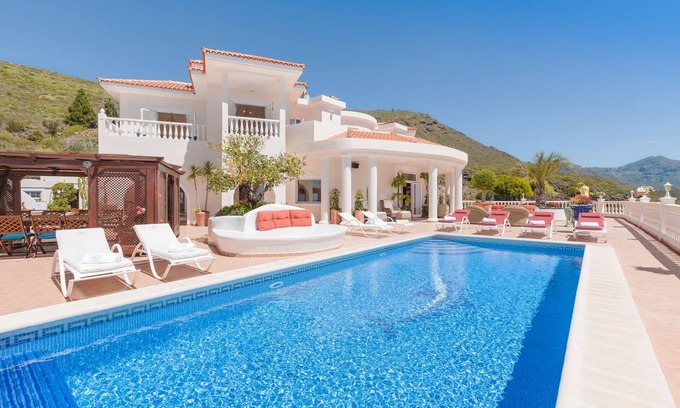 Adeje Villa | VILLA DE LUJO Y APARTAMENTO ADEJE PISCINA PRIVADA CON CALEFACCIÓN, CINE, VISTAS PANORÁMICAS AL MAR