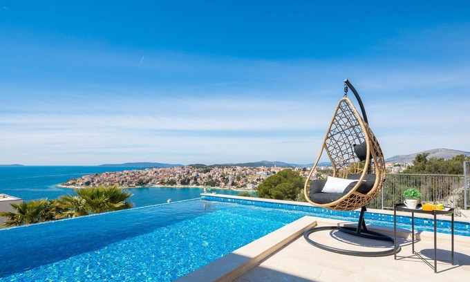 Businci Villa | Luxury Villa Black Pearl with Pool