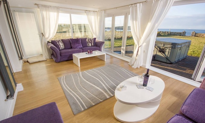 Cemaes Bay Cabaña | Casa Villa de lujo con bañera de hidromasaje, jacuzzi y vistas al mar impresionantes e ininterrumpidas.
