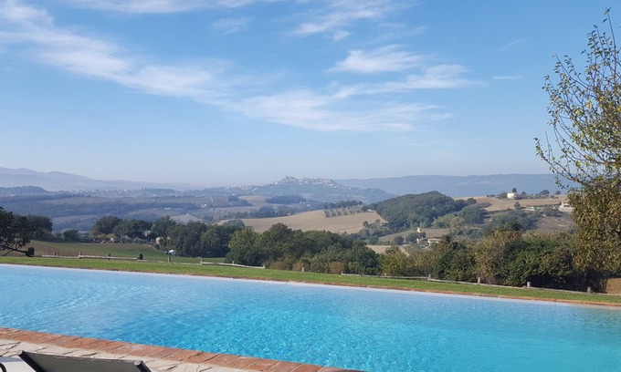 Loreto Villa | Villa de lujo para 8 - 16, piscina infinita y casas de huéspedes. Vista panorámica de Todi.