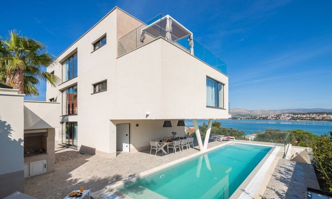Okrug Gornji Villa | Luxury Villa Glass with Pool