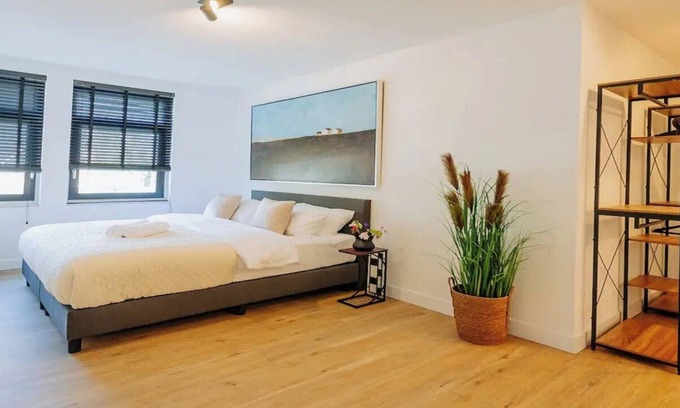 Slotervaart Apartamento | LUXURY VILLA IN AMSTERDAM WITH 6 BEDROOMS, PRIVATE GARDEN, ELEGANT INTERIORS