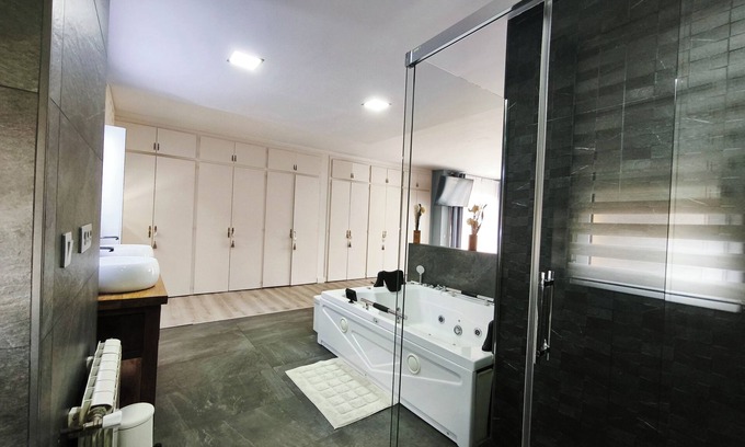 Vallromanes Chalet De Esquí | Luxury Villa in Vallromanes – Nature, Pool, Views, Close to Barcelona & Beach.