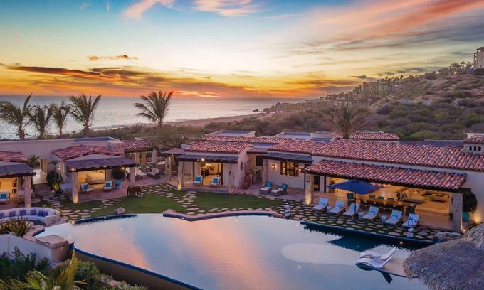 Pedregal Villa | Villa de estilo mediterráneo con gimnasio en casa, sala de juegos, piscina inmensa y minutos del centro