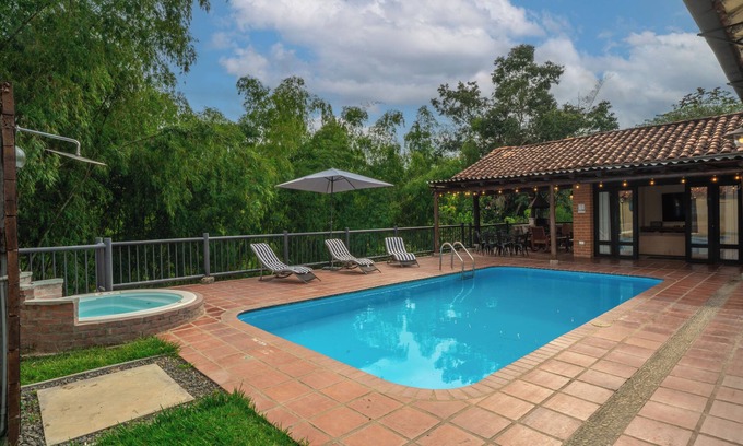 Quimbaya Villa | Villa Privada en el Eje Cafetero con piscina y jacuzzi climatizado.