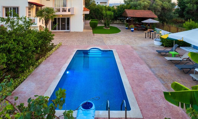 Petaloudes Villa | Villa de lujo Rea totalmente equipada con piscina 4 bdrs 10 pers