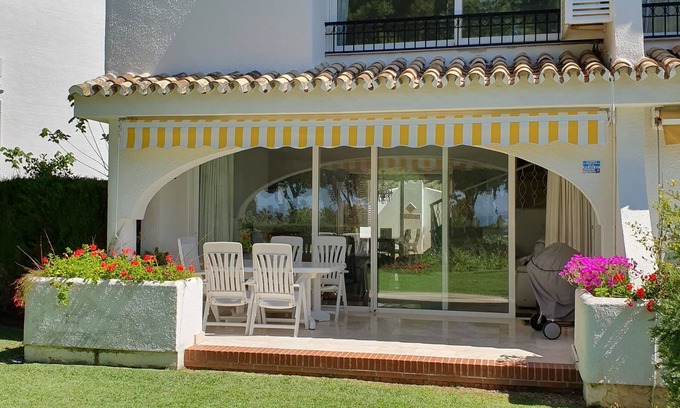 Mijas Casa | Villa de lujo, vistas al mar, jardín privado, piscina tranquila y comunitaria, cerca del mar