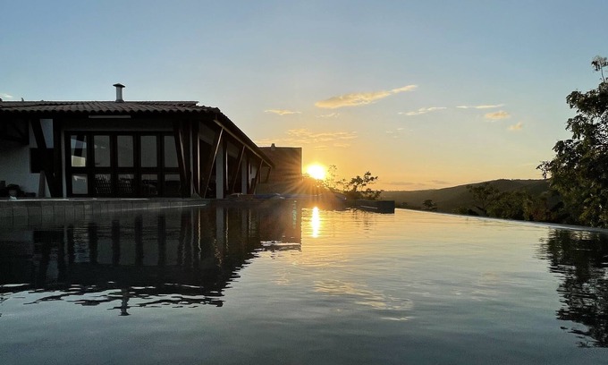 Novo Gravata Cabaña | Villa de lujo con 600m2, área gourmet y hermosa vista de las montañas.