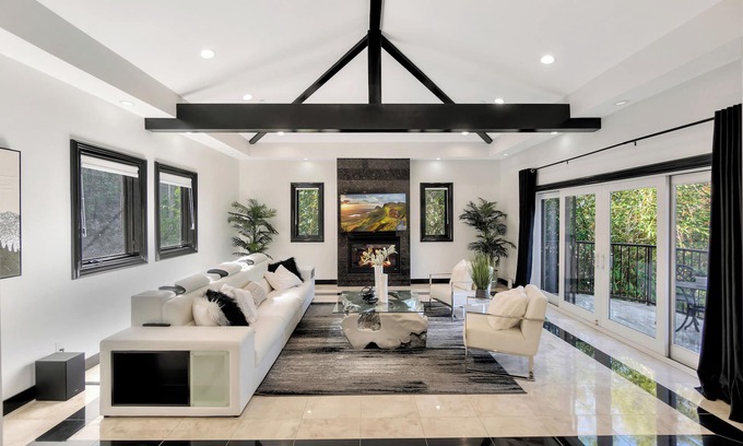 Hollywood Hills Villa | Luxury Villa W/ Spectacular Hollywood Hills View