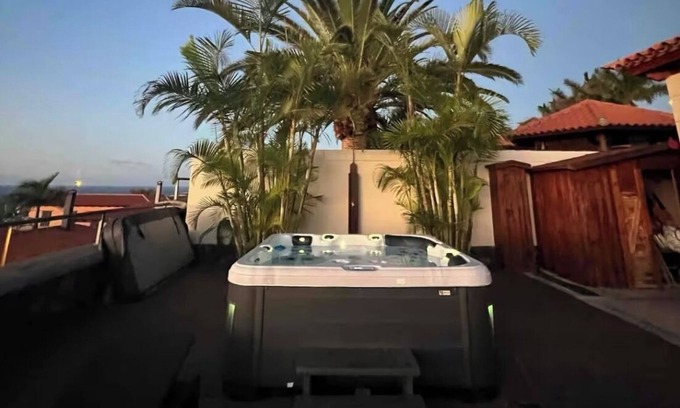 Tacoronte Chalet De Esquí | Chalet de lujo con hidromasaje y vistas al mar y al Teide.