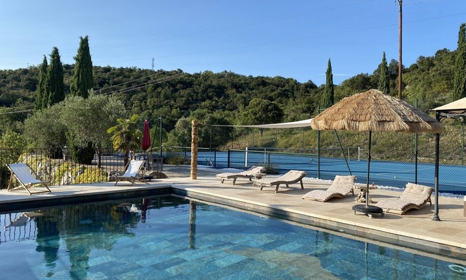 Montclus Villa | Villa de lujo con piscina climatizada y cancha de tenis.