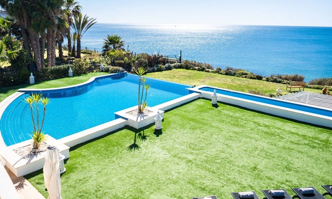 Luz Villa | Lujosa villa con piscina y espectaculares vistas al mar.