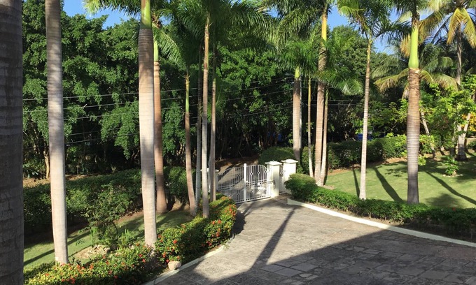 Montego Bay Casa | Finca privada en exclusivo barrio cerrado con personal completo.