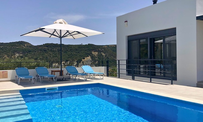Grizokambos Villa | Villa de lujo con piscina privada, terrazas, vistas al valle y al mar, en una zona tranquila.