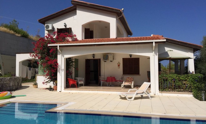Karaman Villa | Villa de lujo con piscina privada, impresionantes vistas a la montaña y al mar.