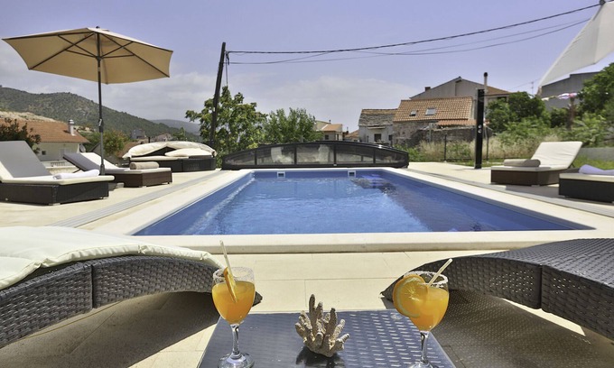 Marina Apartamento | Villa de lujo con piscina privada climatizada y vistas al mar.