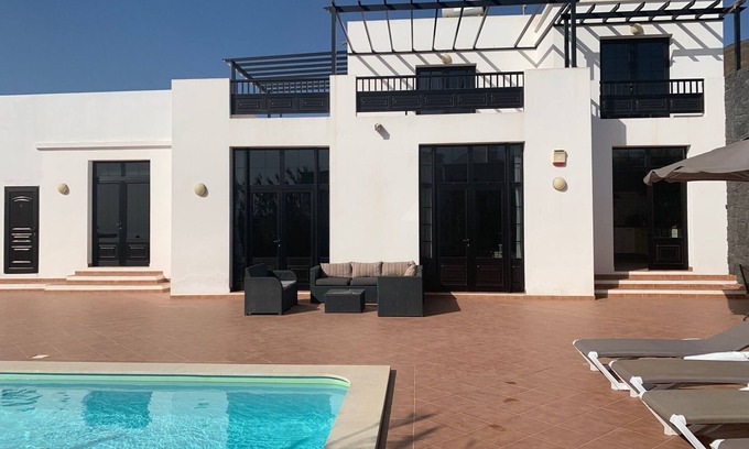 Conil Villa | Villa de lujo con piscina privada climatizada, WIFI, vistas al mar y volcanes.