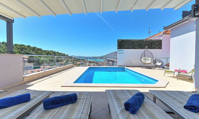Trogir Villa | Nueva Villa de lujo con piscina en la azotea y Jakuzzi en Trogir