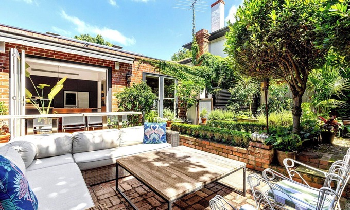 St Kilda Casa | Luxury Villas St Kilda West Beach (Walk to the beach)