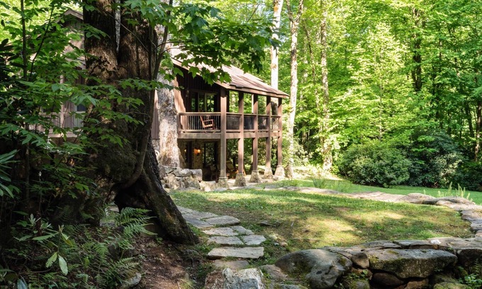 Robbinsville Cabina | Private Waterfall Lodge en un retiro exclusivo de 450 acres con senderos para caminatas y WiFi
