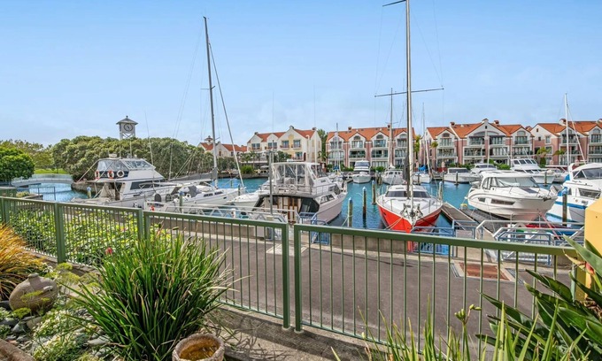 Gulf Harbour Apartamento | Luxury Waterfront Escape - Stunning Marina Views