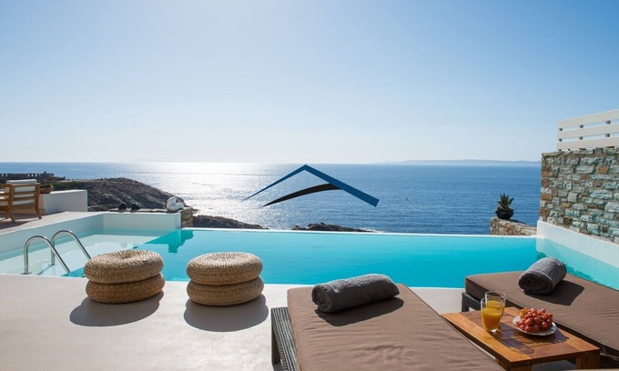 Kea Villa | Villa de lujo frente al mar con una piscina y acceso directo al mar